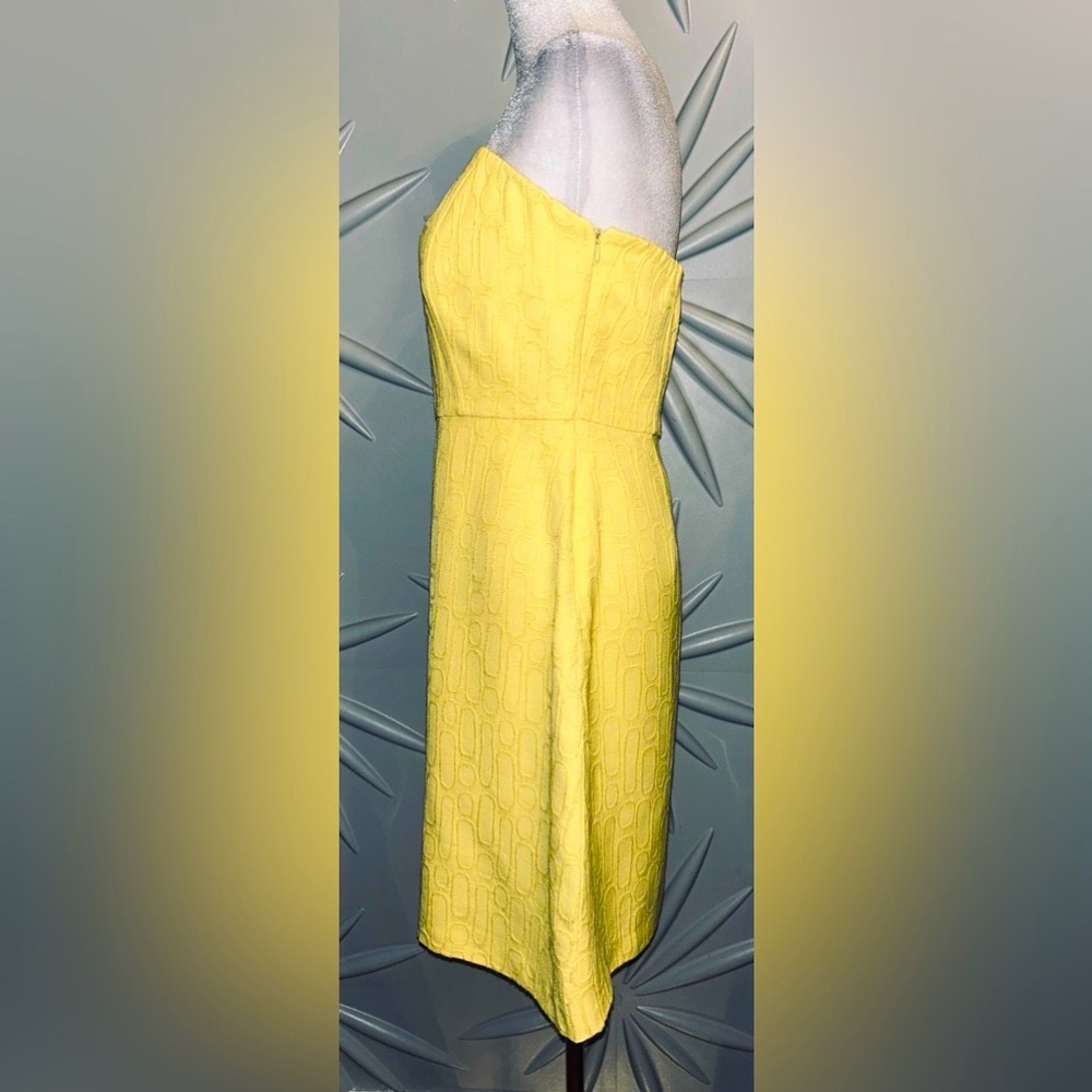 EUC The Limited SZ 8 yellow strapless dress w/geometric tone on tone print - Picture 5 of 9